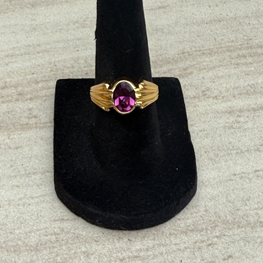 Vintage AVON 1989 goldtone fluted ring with simulated amethyst size 6